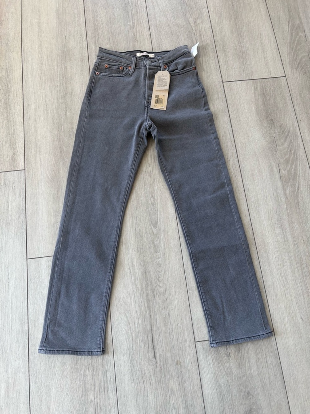 NWT Levi’s Wedgie Straight Grey High Rise Jeans Wardrobe Staple Classic Casual - Picture 2 of 7